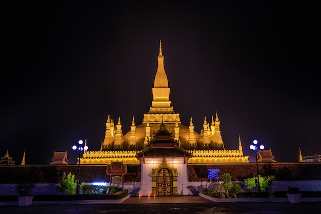 Pha That Luang un stupa bouddhiste en or dans la nuit