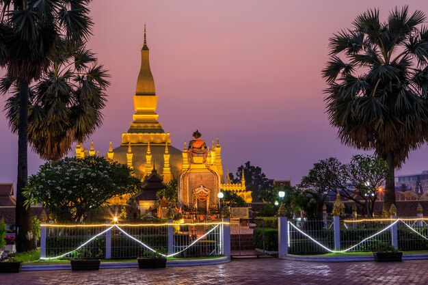 Pha That Luang, un stupa de bouddhiste en or le matin