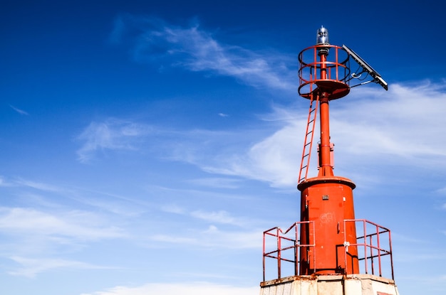 Le phare en acier rouge près de Sottomarina Venise