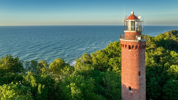 Phare au bord de la mer Baltique en journée ensoleillée Pologne