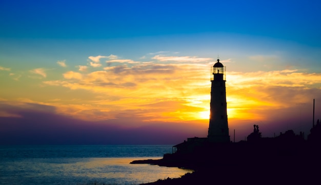 Phare au coucher du soleil sur la plage