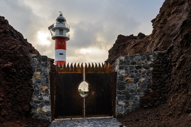 Photo phare au coucher du soleil. porte fermée du phare.