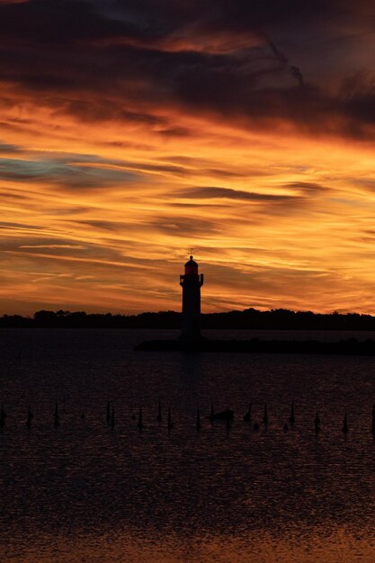 Phare au lever du soleil