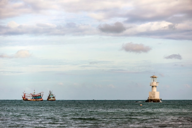 Phare et bateau de pêche en mer