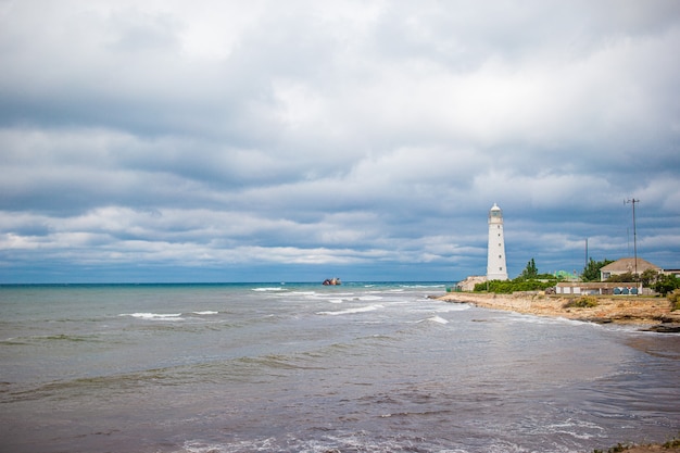 Phare blanc dans une baie en mer