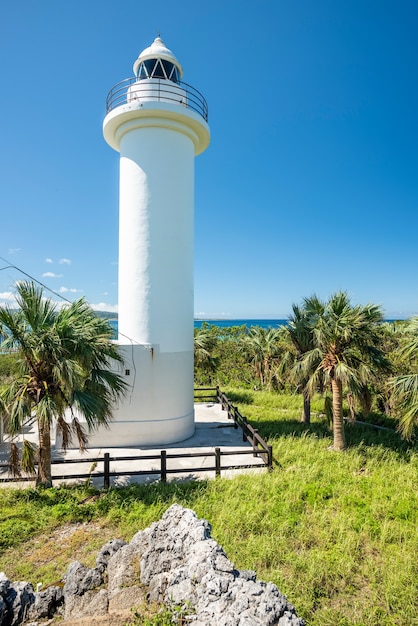 Phare blanc entouré de végétation verte île Hatoma