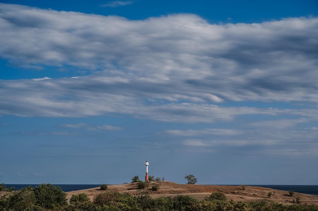 Phare blanc et rouge au sommet d'une montagne au-dessus de la mer Noire