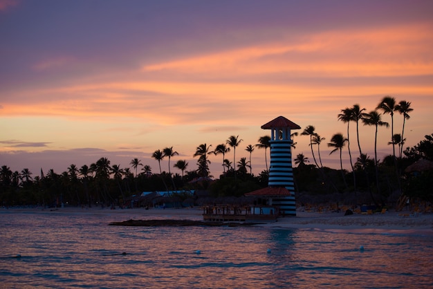 Phare blanc rouge rayé sur la côte de la mer des Caraïbes. République dominicaine.