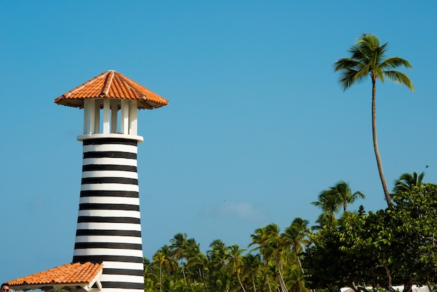 Phare blanc rouge rayé sur la côte de la mer des Caraïbes. République dominicaine.