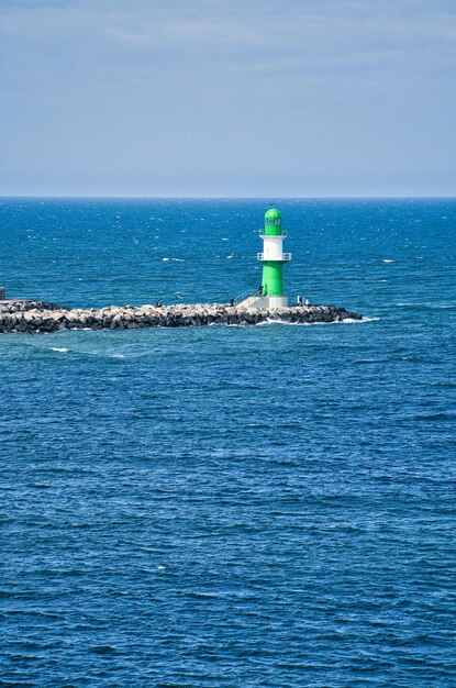 Phare blanc vert sur la rivière Warnow à Rostock sur la mer Baltique