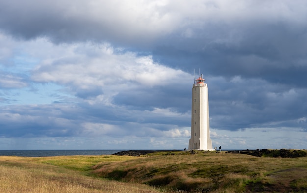 Phare celandique contre un ciel ensoleillé