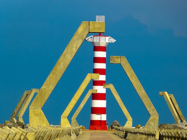 Photo un phare sur un ciel bleu clair