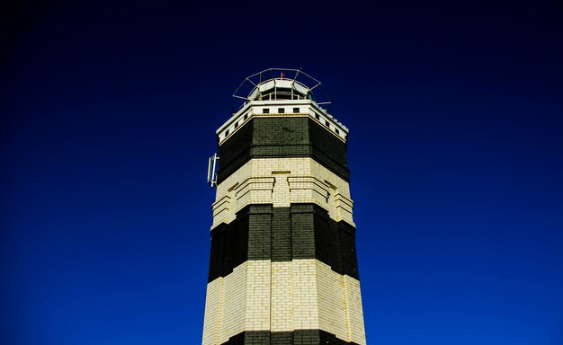 phare contre le ciel bleu