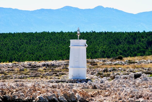 Le phare contre le ciel