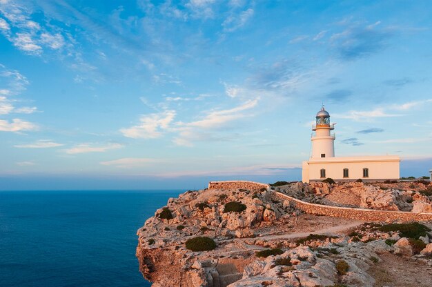 Un phare sur la côte de l'île d'Ibiza.