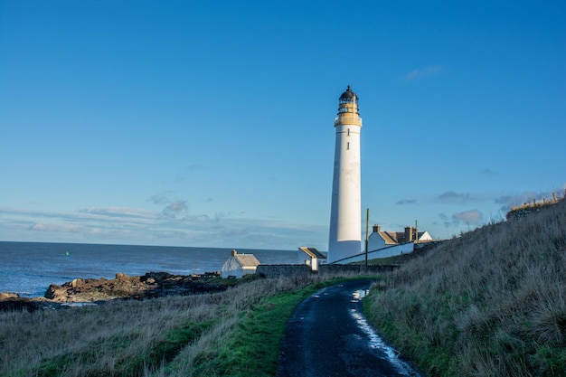 Phare sur la côte de la mer du Nord en Ecosse contre un ciel dramatique