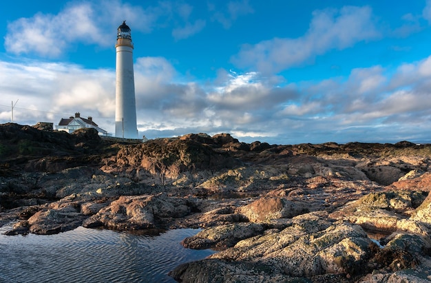 Phare sur la côte de la mer du Nord en Ecosse contre un ciel dramatique