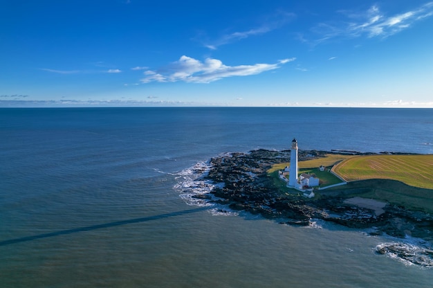 Phare sur la côte de la mer du Nord en Ecosse vue d'en haut