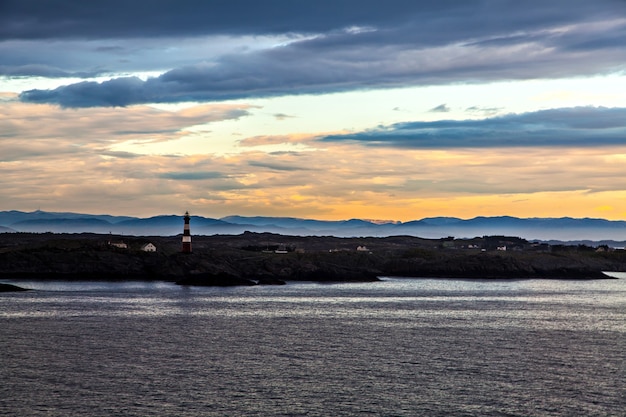 Le phare sur la côte de la mer du Nord, Norvège