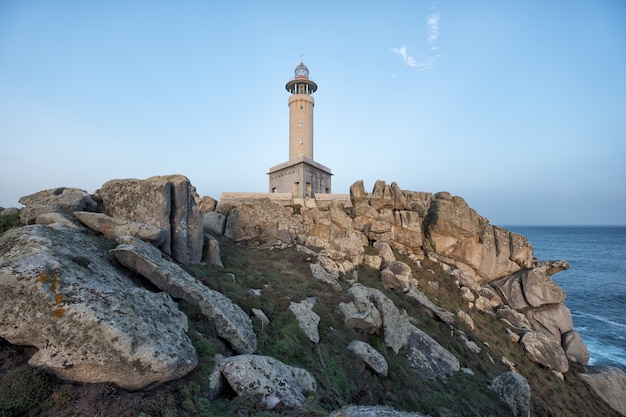 Phare sur la côte de l'océan en Espagne