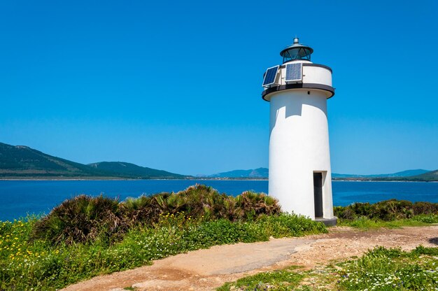 Phare sur la côte sarde près de Maristella