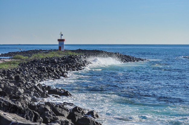 Phare dans un bord de mer