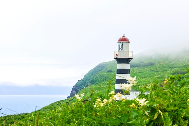 Phare dans le brouillard dans la côte