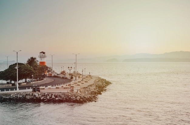 Phare et Dock avec quelques rochers à Puntarenas Costa Rica