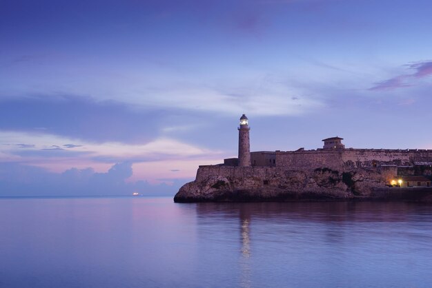 Photo le phare de la havane morro est situé dans la mer des caraïbes.