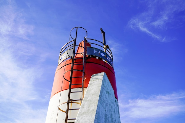 Phare d'Hossegor Capbreton dans le ciel bleu d'été