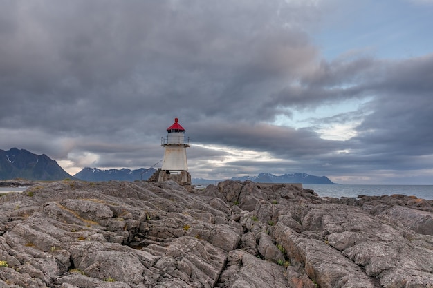 Phare sur les îles Lofoten. Voyage en Norvège. Fjords norvégiens