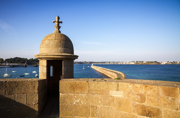 Phare et jetée de SaintMalo vue depuis les fortifications de la ville Bretagne France