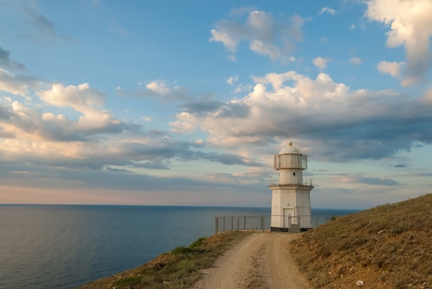 Phare sur la mer au lever du soleil