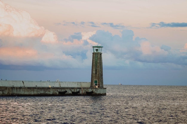 Phare sur la mer Baltique à Gdynia