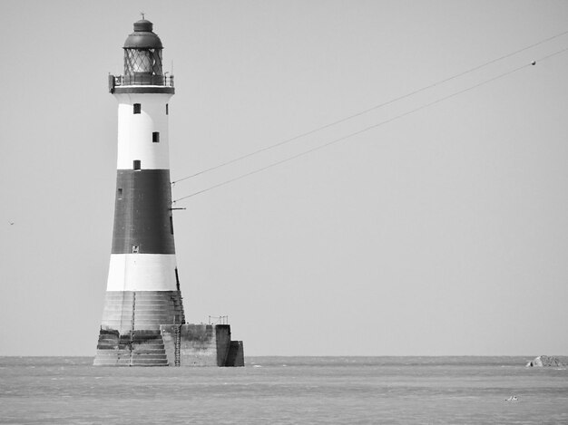 Photo le phare de la mer contre un ciel clair