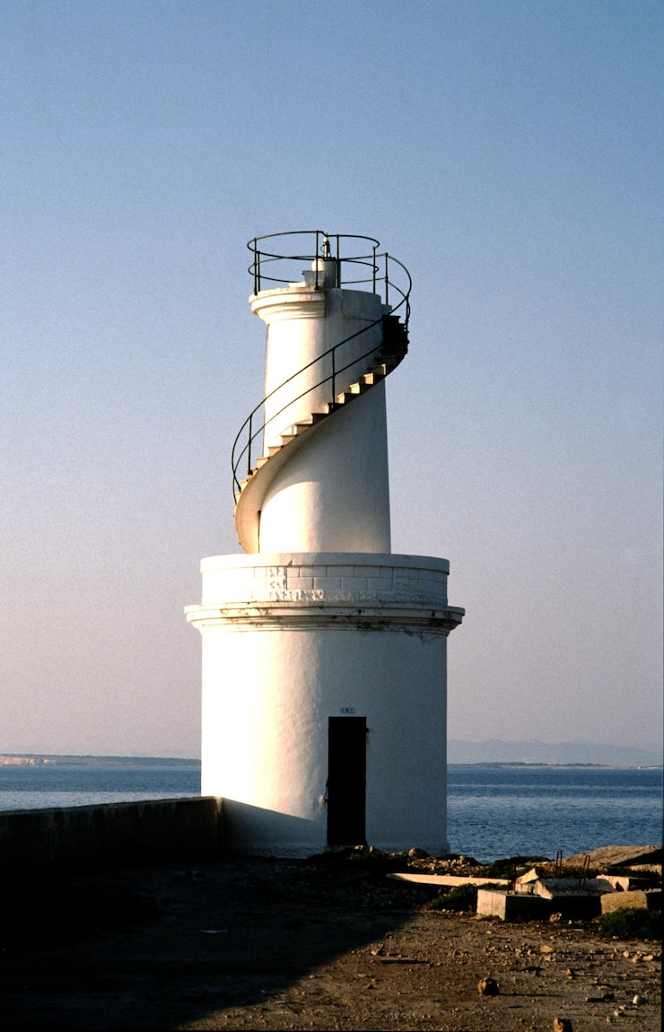 Photo le phare de la mer contre un ciel clair