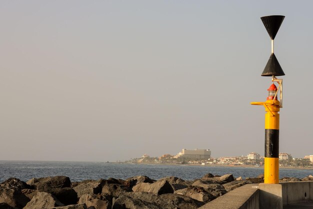 Un phare moderne près de la mer