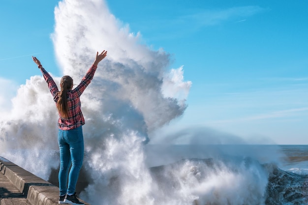 Phare de Moleh à Douro sur l'océan Atlantique lors d'une petite tempête avec vagues phare blanc au toit rouge