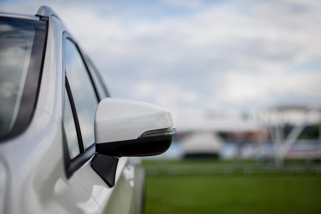 Le phare de la nouvelle voiture de sport blanche et propre Pare-chocs Avant de la voiture de sport blanche