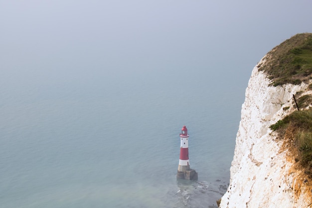 Photo phare par la mer contre le ciel