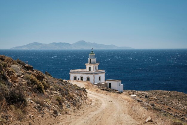 Photo phare par la mer contre le ciel