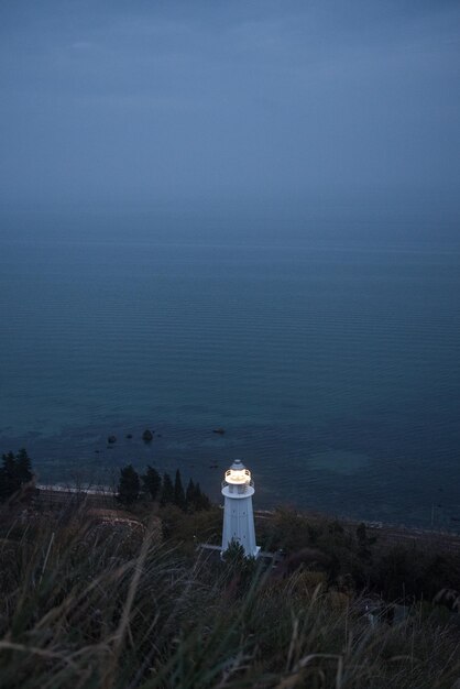 Phare par la mer contre le ciel