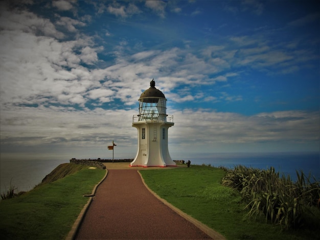 Phare par la mer contre le ciel