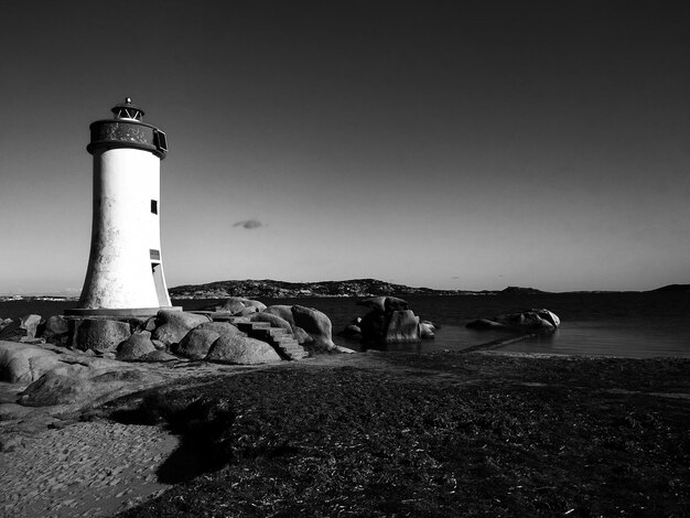 Photo phare par la mer contre le ciel