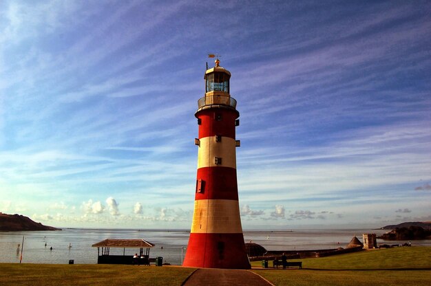 Photo phare par la mer contre le ciel