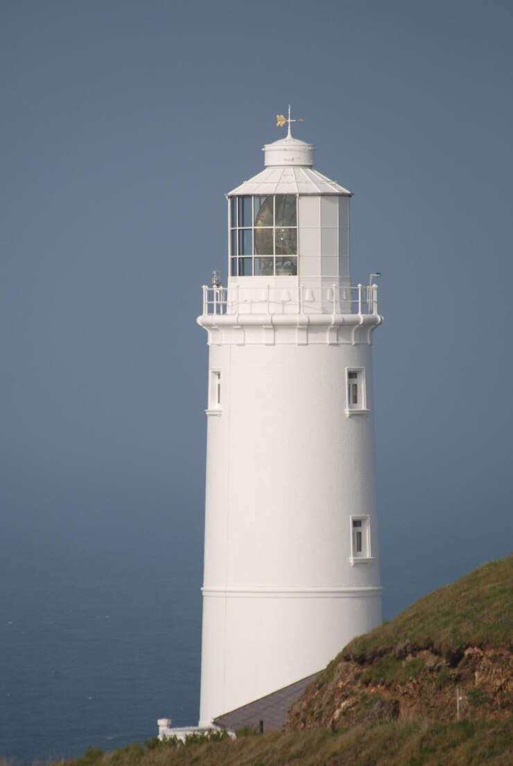 Photo phare par la mer contre le ciel