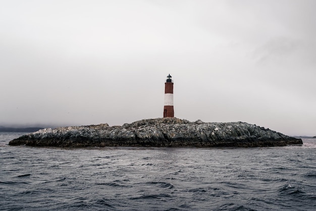 Phare par la mer contre le ciel