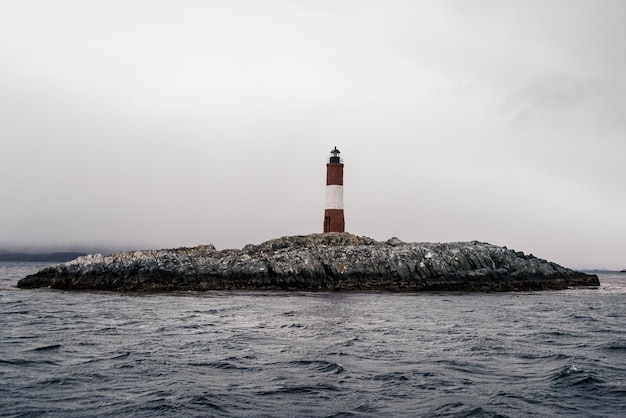 Photo phare par la mer contre le ciel