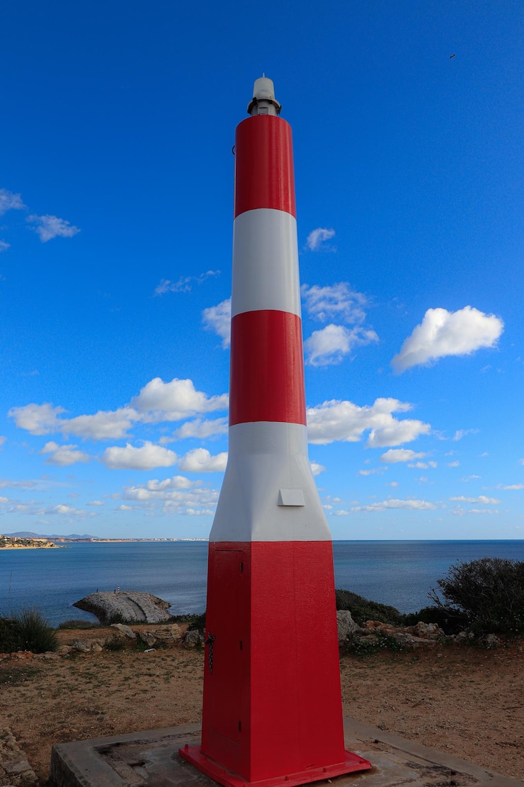 Photo phare par la mer contre le ciel