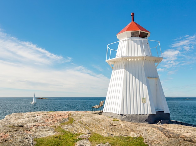 Phare par la mer contre le ciel